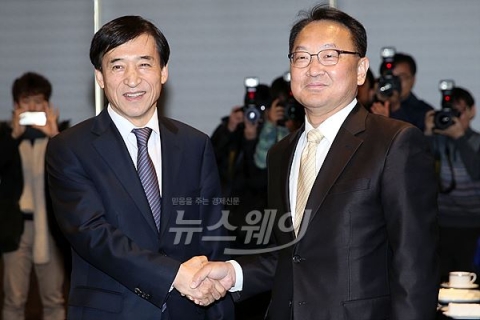 ‘재정확대vs금리인하’ 정책 딜레마
