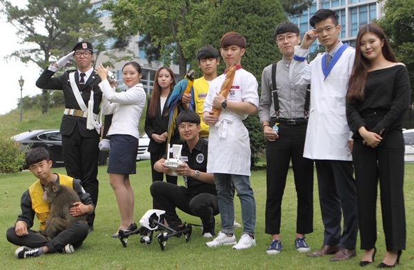 이번 경산시민과 함께하는 축제를 성공적으로 개최하자는 취지로 참여 학생들이 포즈를 취하고 있다.