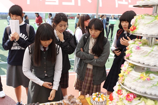 대경대 세계호텔제과제빵학과의 전공체험 부스를 꼼꼼히 살펴보고 있는 지역 학생들.