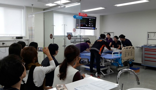 지난 8일 대구과학대학교 간호대학 간호학과에서 주최한 ‘2016 TSU NEST center Nursing simulation Workshop(간호 시뮬레이션 워크숍)’에서 교수와 학생들이 시뮬레이션 수업을 재연하고 있다.