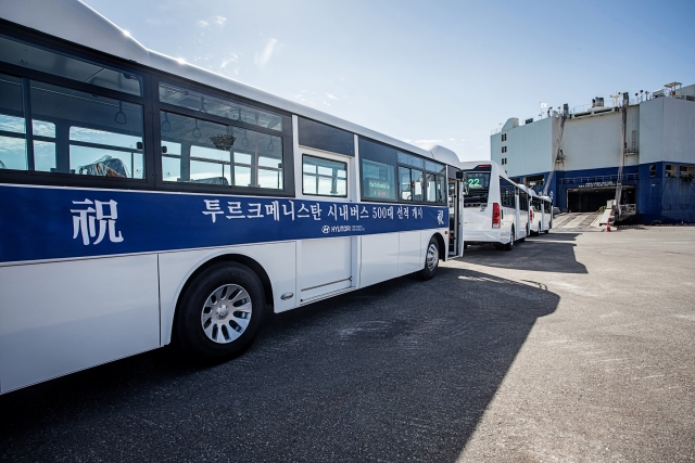 현대차가 지난 6월 현대종합상사와 함께 투르크메니스탄과 맺은 대형버스 500대 공급 계약 물량 중 초도물량인 80대를 선적 개시했다. 사진=현대차 제공