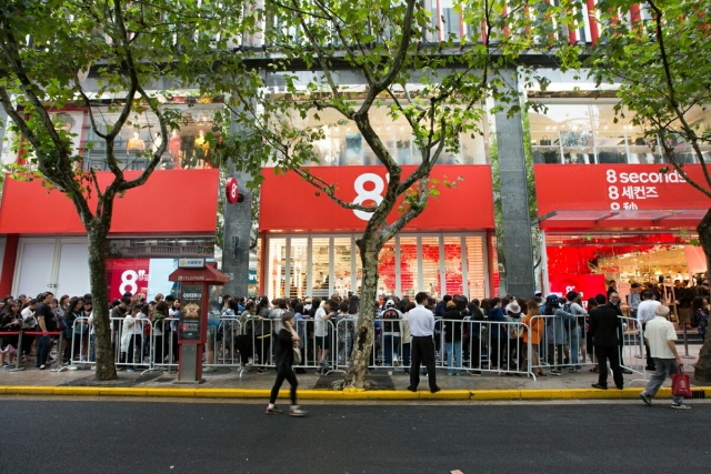 삼성물산 패션부문의 에잇세컨즈가 지난달 30일 중국 상하이에 첫 번째 플래그십 스토어를 열었다. 이날 오픈 전부터 중국인 고객들이 매장 앞에 줄을 서 기다리고 있다. 사진=삼성물산 제공