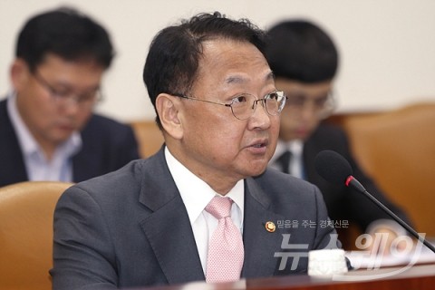 유일호 “공공노조 억지명분 파업···국민은 성과연봉제 지지”