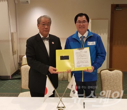 신우철 군수가 한일친선협회장과 해조류박람회에 상호협력키로 업무협약을 체결했다.
