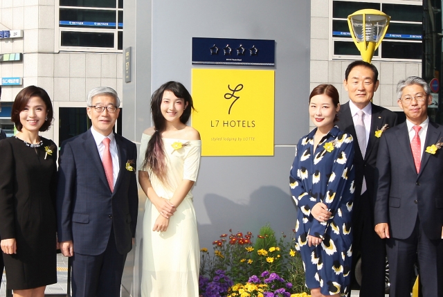 20일 L7명동에서 진행된 ‘L7명동 4성인증 현판식’에서 송용덕 롯데호텔 대표(왼쪽에서 두 번째), 배현미 L7명동 총지배인(맨 왼쪽)과 임직원 및 중국인 파워블로거들이 기념사진 촬영을 하고 있다. 사진=롯데호텔 제공