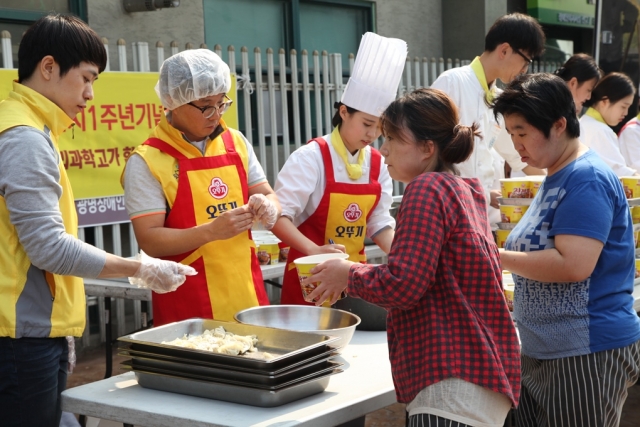 오뚜기가 ‘진짬뽕 1주년’을 기념해 한국조리과학고 학생과 ‘밥차 합동 자원봉사활동’을 펼쳤다. 사진=오뚜기 제공