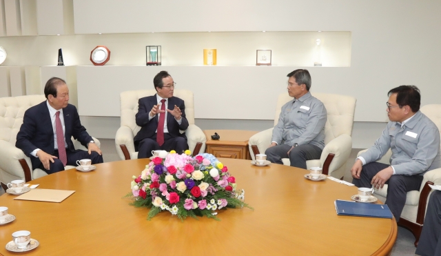 21일 울산광역시 현대중공업 본사를 찾은 송하진도지사와 문동신 군산시장은 최길선 현대중공업 회장과 강환구 사장과 면담을 갖고 군산조선소의 위기상황과 군산 조선소의 유지 필요성을 설명하고 선박건조 물량 배정을 요청하고 있다.왼쪽부터 문동신시장,송지사,최길선 회장 강환구 사장.