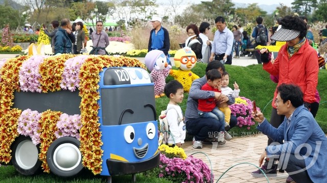 함평국향대전, 천억송이 국화물결-가을향기 흠뻑 '성황' 기사의 사진