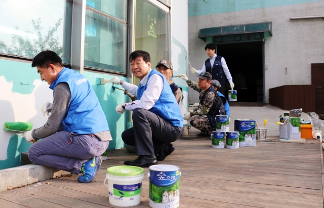 인천 해내기 보호작업장에서 KCC가 기부한 친환경 페인트로 건물 외벽을 도색하고 있다. 사진=KCC제공