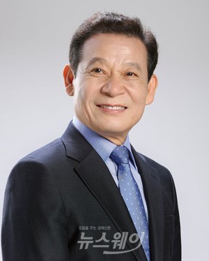 윤장현 광주광역시장이 27일 한국여성단체협의회가 주관하는 제51회 전국여성대회에서 우수지방자치단체장상을 수상했다.(사진)