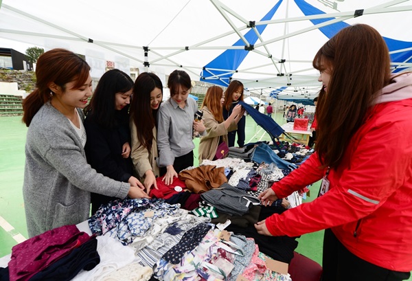 27일 대구보건대 총학생회가 마련한 플리마켓에서 학생들이 물건을 고르고 있다.