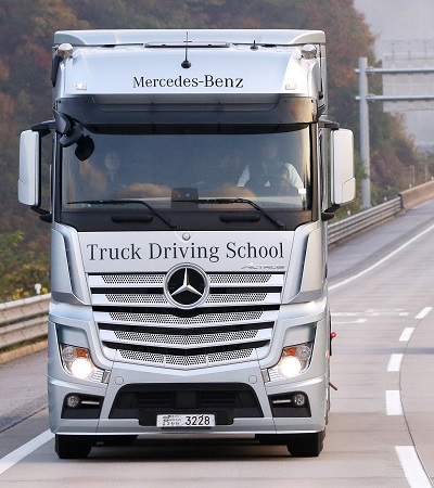 메르세데스-벤츠 트럭 드라이빙 스쿨의 교육 프로그램을 수료한 고객들은 효율적인 운송 업무를 방해하는 바람직하지 못한 기존의 운전 습관을 고칠 수 있는 계기가 됐다. 사진=다임러 트럭 코리아 제공