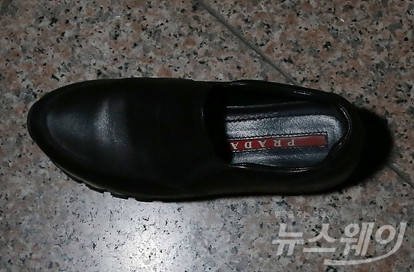 검찰 청사에 남겨진 최순실 신발 관심···‘프라다’, 지난해 72만원에 판매 사진=이수길 기자