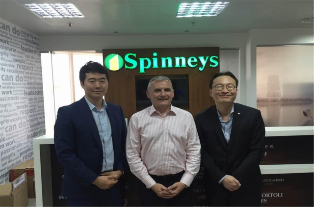 aT아부다비지사와 Spinneys Abu Dhabi LLC(Liquior)社간 한국 주류 수출에 합의했다. 왼쪽부터 aT아부다비지사 이태희 과장, 폴 팔로니(Paul Failoni) Spinneys Abu Dhabi LLC(Liquior)社 대표, aT아부다비지사 서명구 지사장.