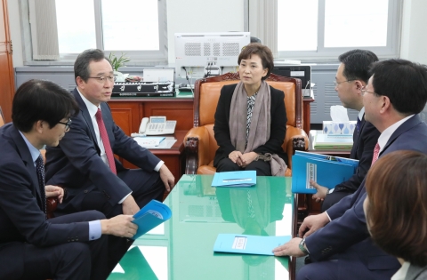 국가 예산 확보를 위해 김현미 예결위원장을 만나 면담하고 있는 송하진 전북지사.