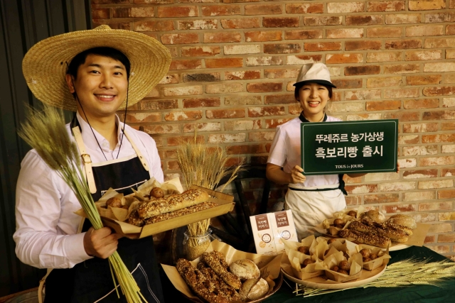 뚜레쥬르가 흑보리를 활용한 ‘착한빵’ 신제품으로 ‘기부연계형 나눔캠페인’을 통한 상생활동을 펼치고 있다. 사진=CJ푸드빌 제공