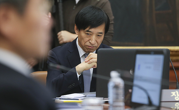 이주열 한국은행 총재가 11일 서울 중구 남대문로 한국은행본관에서 금융통화위원회 본회의를 주재하고 있다. 이날 금통위는 기준금리를 연 1.25%수준으로 동결했다. 사진=이수길 기자 leo2004@