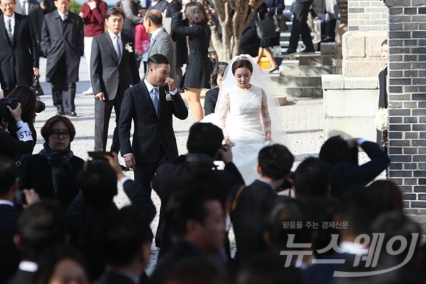 ‘정몽구 회장 외손녀 선아영씨와 탤런트 길용우 아들 길성진씨 결혼식 풍경’ 기사의 사진