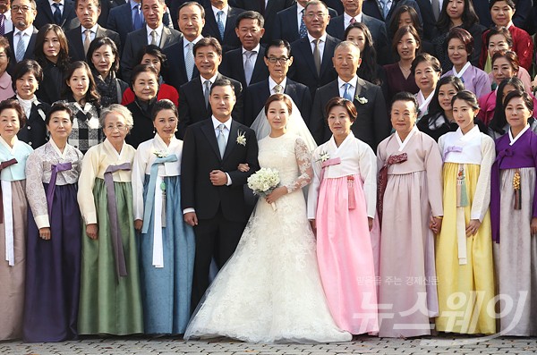 ‘정몽구 회장 외손녀 선아영씨와 탤런트 길용우 아들 길성진씨 결혼식 풍경’ 기사의 사진