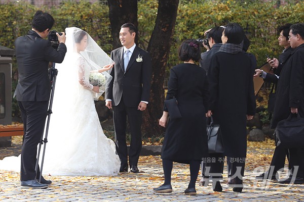 ‘정몽구 회장 외손녀 선아영씨와 탤런트 길용우 아들 길성진씨 결혼식 풍경’ 기사의 사진