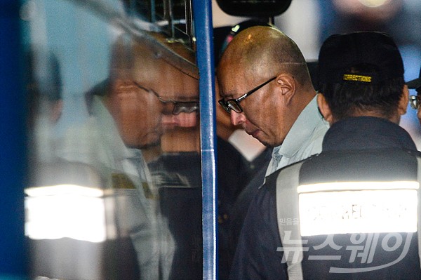 ‘비선 실세’ 최순실의 측근 차은택 영장실질심사. 사진=이수길 기자 leo2004@newsway.co.kr ‘비선 실세’ 최순실의 측근 차은택씨가 11일 오후 서울 서초구 서울중앙지법에서 영장실질심사를 마치고 호송차로 이동하고 있다.