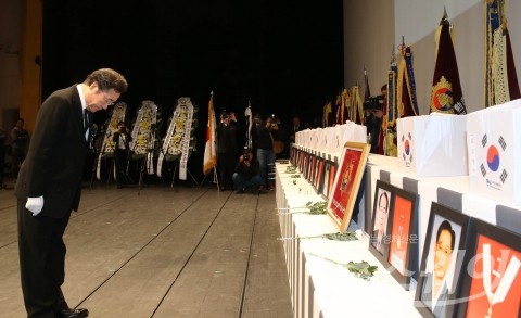 이낙연 지사, 국가유공자 영현 합동봉안식 참석