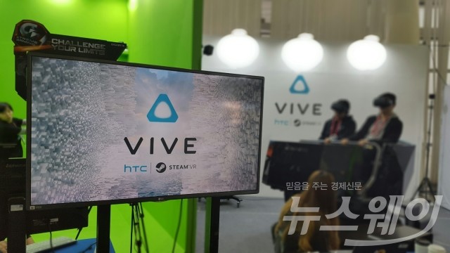HTC가 VR 기기 바이브를 17일 국내 출시한다고 밝혔다. 지스타2016이 열리고 있는 부산 벡스코 1층에 시연 부스를 마련해 놓고 관람객을 맞고 있다. 사진은 바이브를 체험하고 있는 관람객의 모습. 사진=한재희 기자.