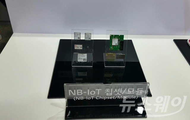 LG유플러스 상암사옥에 구축된 NB-IoT 오픈랩에 전시되어 있는 NB-IoT 칩셋과 모듈. 업계 파트너들에게 10만 여개의 칩셋과 모듈을 무료로 제공할 예정이다. 사진=한재희 기자.