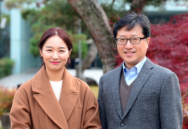 지역인재 공무원 합격 이현진 씨(왼쪽)과 김지훈 교수.