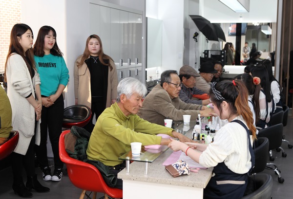청도노인대학 어르신 80여 명이 지난달 1일부터 12월1일까지 대경대학에서 교양과 체험 프로그램에 참여하고 있다.