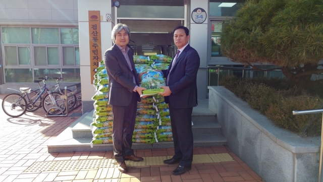김제시 검산동 원마트, 저소득층 주민들 위해 사랑의 쌀 기탁