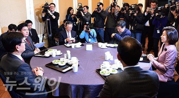 새누리당 비주류 “박 대통령 ‘4월 퇴진’ 입장 표명해도 9일 탄핵” 기사의 사진