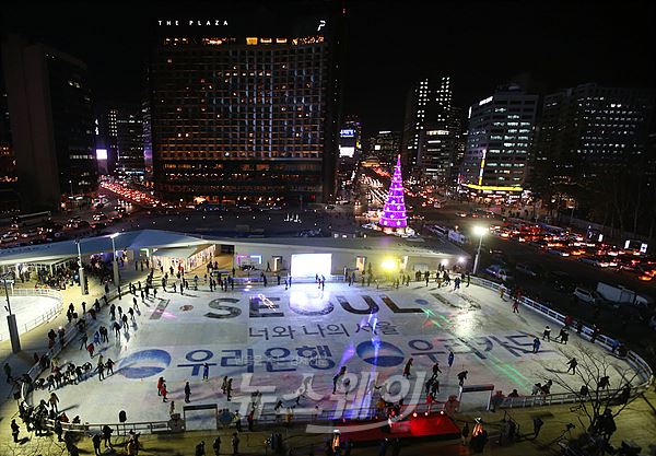 올해 ‘서울광장 스케이트장’ 쉰다···“촛불집회 안전 고려”