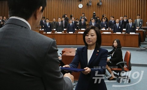 조윤선 문체부 장관, ‘마지막 최순실 청문회’에서 증인선서 거부