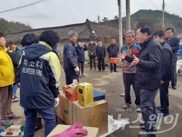 함평군 학교면 화재현장...민관합동 복구 '구슬 땀'