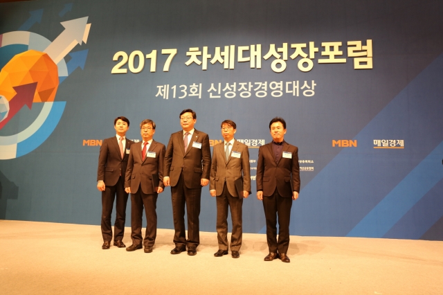 골프존 장성원 대표이사(오른쪽 두 번째)가 지난 1일 서울 소공동 롯데호텔에서 열린 ‘제13회 대한민국 신성장 경영대상’ 시상식에서 최우수상인 산업통상자원부 장관상을 수상 후 기념촬영을 하고 있다. 사진=골프존 제공