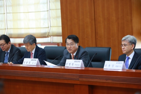 진웅섭 금감원장 “ELS 쏠림현상 여전···선제적 위험관리 필요”