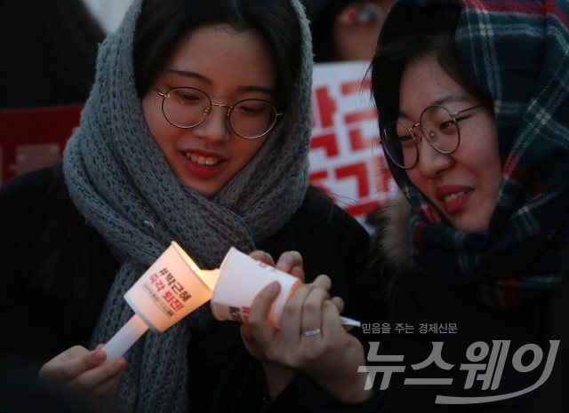 6차 촛불집회 ‘촛불 불씨 나누는 시민들 뉴스웨이