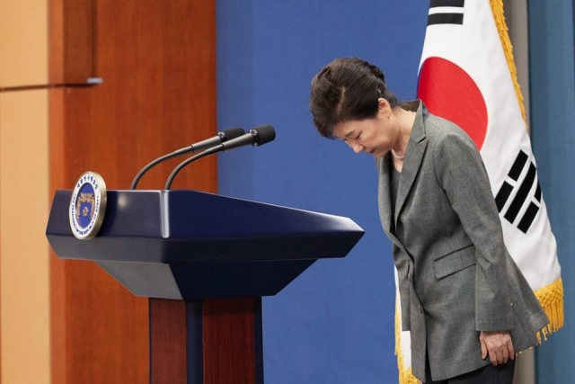 박근혜 대통령이 지난달 30일 청와대에서 최순실 국정농단 사태와 관련한 3차 대국민 담화를 마친 뒤 인사하고 있다. 사진=청와대 제공