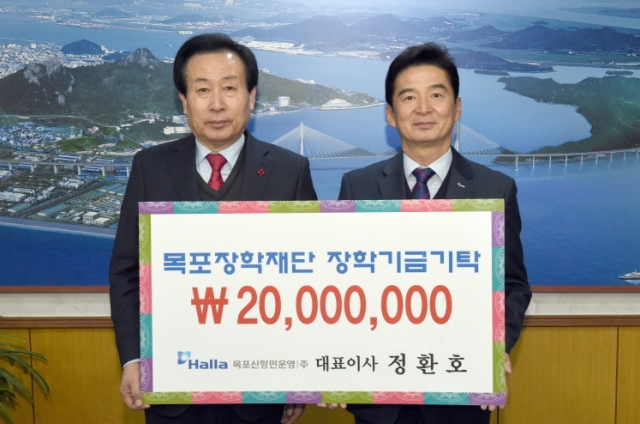 목포신항만운영(주) 정환호 대표이사가 6일 목포장학재단(이사장 박홍률 목포시장)에 장학금 2000만원을 기탁하고 있다.