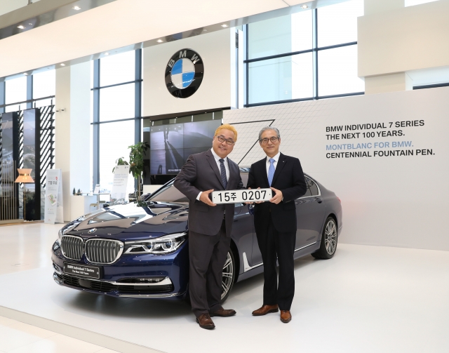 ‘BMW 인디비주얼 7시리즈 더 넥스트 100 이어스 에디션’ 출고식에서 이종칠 고객(왼쪽)과 김효준 BMW 그룹 코리아 사장이 기념촬영을 하고 있다. 사진=BMW코리아 제공