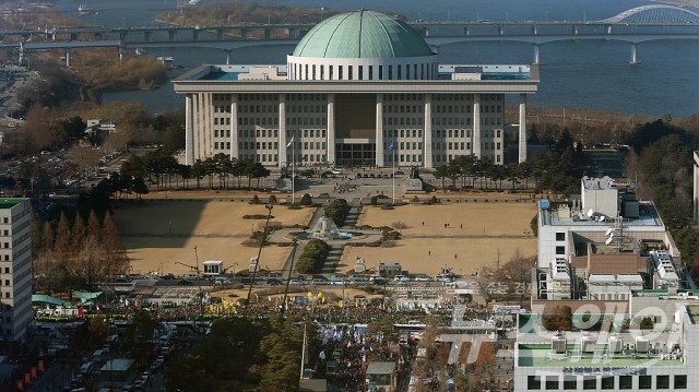 박근혜 대통령 탄핵 가결···‘남은 건 헌재, 출석 가능성 희박’