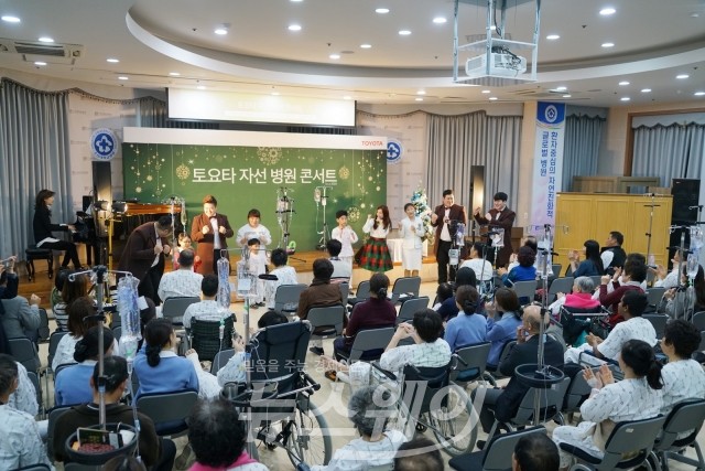 조선대병원(병원장 이상홍)은 지난 9일 병원 2층 하종현홀에서 환자 및 보호자와 교직원 등을 포함한 200여명이 참석한 가운데 ‘토요타 자선 병원 콘서트’를 성황리에 마쳤다.(사진=조선대병원)