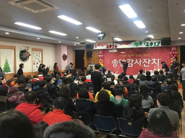 MPK그룹이 연말을 맞아 노원구 다운복지관에서 위문행사를 가졌다. 사진=MPK그룹 제공