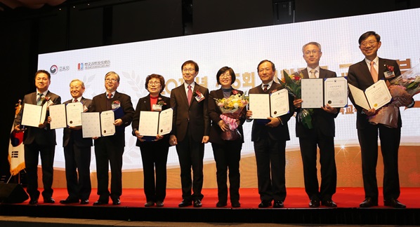 계명문화대학교 교육기부대상 수상(왼쪽 두번째 박명호 총장)