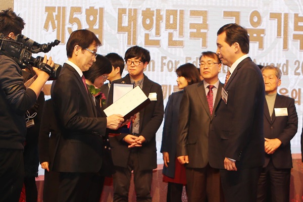 교육기부대상 개인부문 대상 수상자인 계명문화대 허남원 교수(오른쪽)