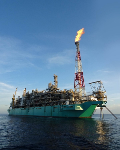 대우조선해양이 건조한 세계 최초 FLNG가 말레이시아 사라와크주에서 180km 떨어진 카노윗 해상 가스전에서 첫 LNG 생산에 성공했다. 사진=대우조선해양 제공