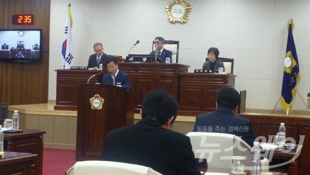16일 김현 기획실장이 무안군 의회에서 청렴도 향상방안에 대해 답변하고 있다.
