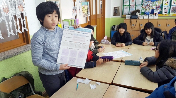 대구 수성구 범어초등학교에서 진행한 사회적경제 교육에서 한 어린이가 사회적기업에 대해 발표하고 있다. 사진=수성구청 제공