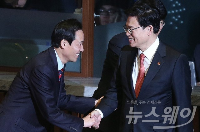 국회 대정부질문에서 정우택 새누리당 원내대표와 우상호 더불어민주당 원내대표가 악수하고 있다. 사진=최신혜 기자 shchoi@